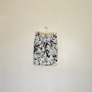 SALE! Cream Patterned Ann Taylor Pencil Skirt Size 0P EUC